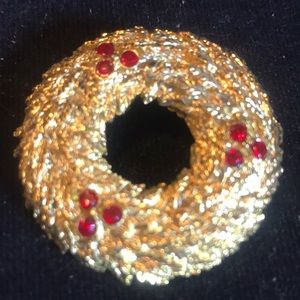 Wreath pin brooch
